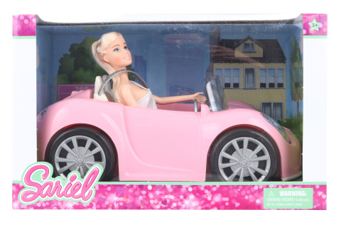 Panenka v růžovém autíčku