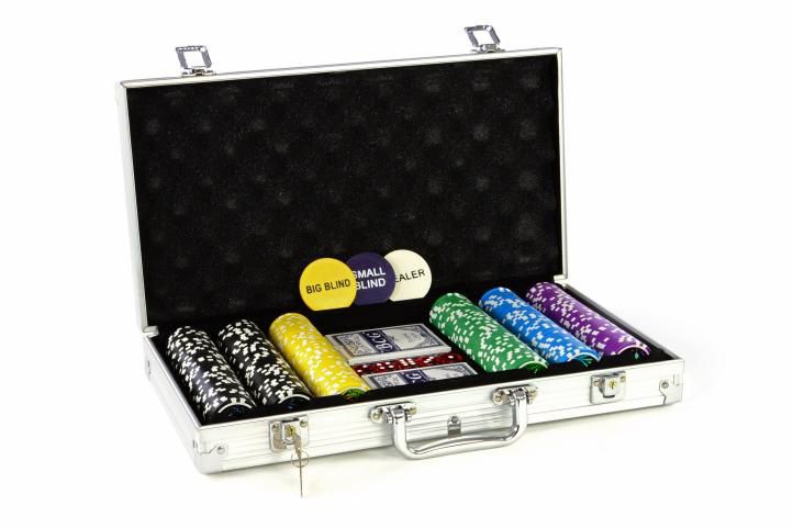 Pokerový set v praktickém kufříku ULTIMATE 300 žetonů