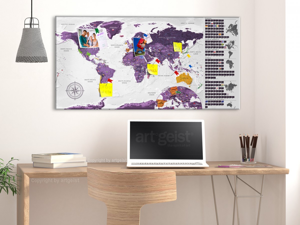 Stírací fialová mapa světa na korkové tabuli - 90x45 cm