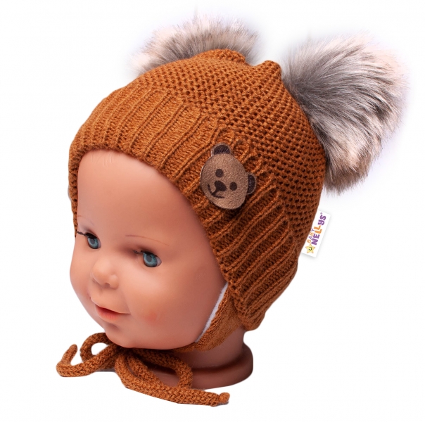 BABY NELLYS Zimní čepice s fleecem Teddy Bear - chlupáčk. bambulky - hnědá, šedá - 56-68 (0-6 m)