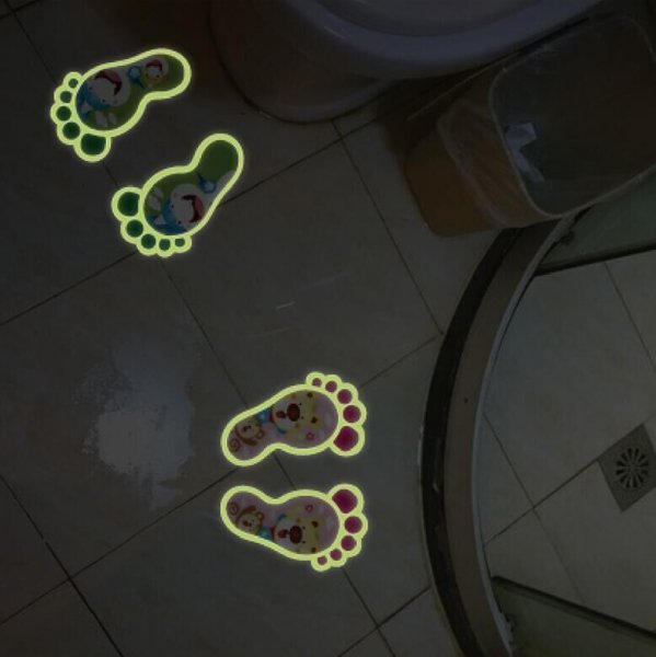 Noční nálepka stopy vedoucí do koupelny