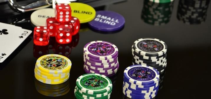 Pokerový set v praktickém kufříku ULTIMATE 300 žetonů